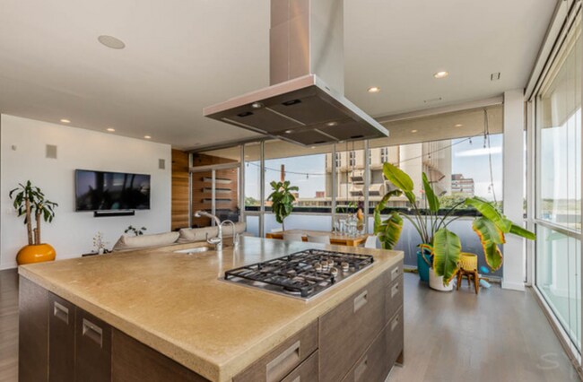 Foto del edificio - 2157 W Division St