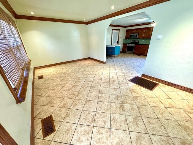 Foto del edificio - Charming Bungalow with Large Fenced Backyard, Shed & Great Central Location!