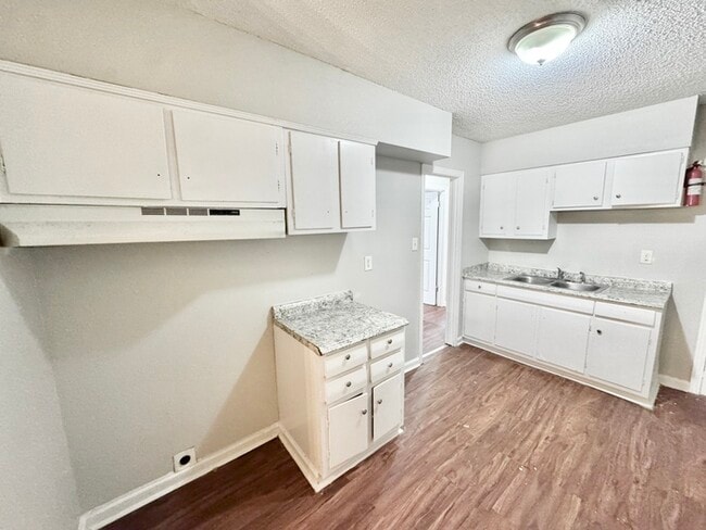 Building Photo - 2050 Sharon Ln