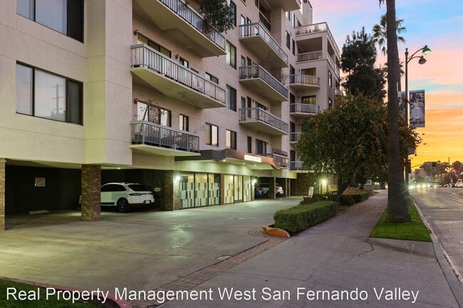 Building Photo - 4460 Wilshire Blvd