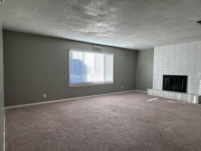 Foto del edificio - AVAILABLE IN NOW!!