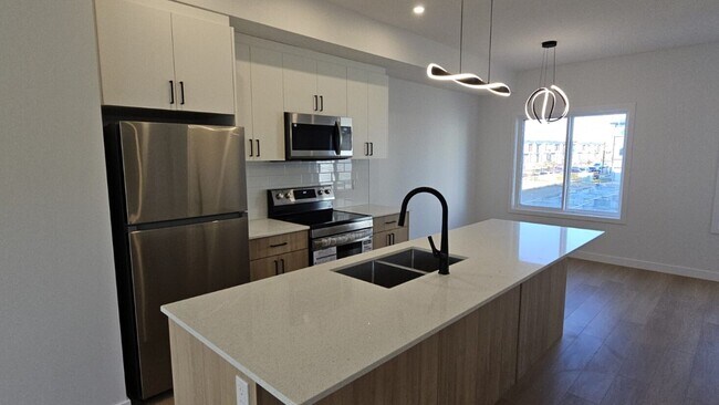 Photo du bâtiment - 18120-18128 28 Ave SW