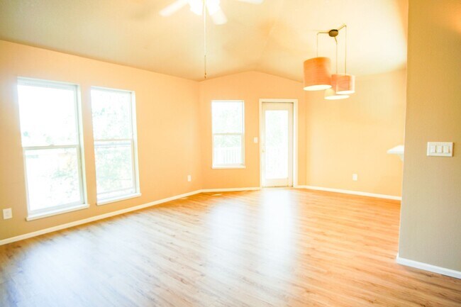 Photo - Spacious 2 Bed-2 Bath Flat in SW Portland Ready Mid-April! Apartment