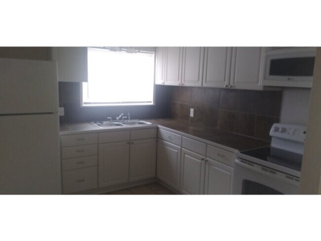 Building Photo - 730 SW Ranch Oak Blvd