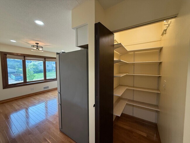 Building Photo - Modern 4 bed 2 Bath Split Level Single Fam...