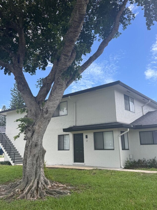 Primary Photo - Top Floor 2 BR - Private Balcony + Garage ...
