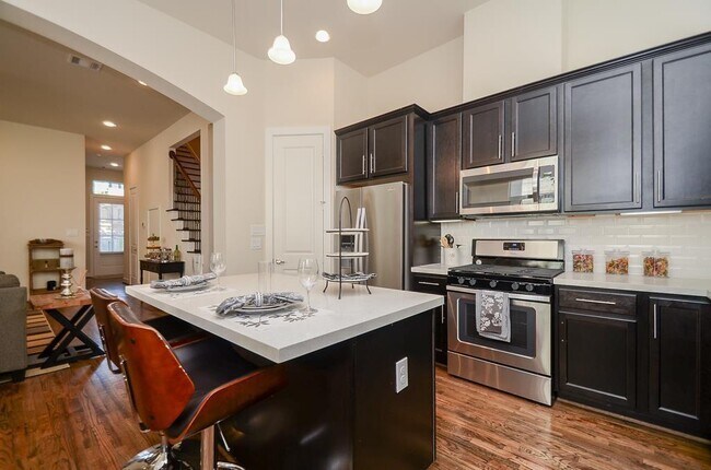 Building Photo - 2611 Riverside Dr