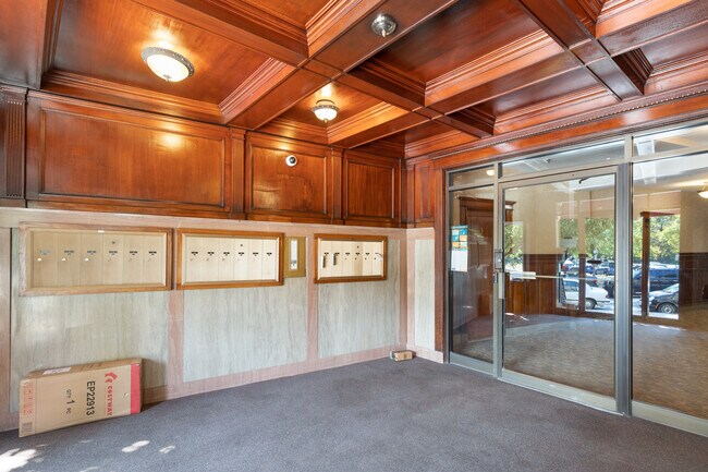 Building Photo - 15 Park Dr