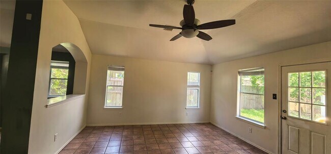 Foto del edificio - 9815 Hallmark Ln