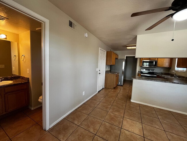 Foto del edificio - 8802 E University Dr