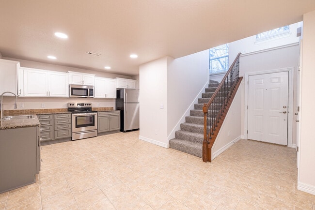 Building Photo - 15th Place Townhomes