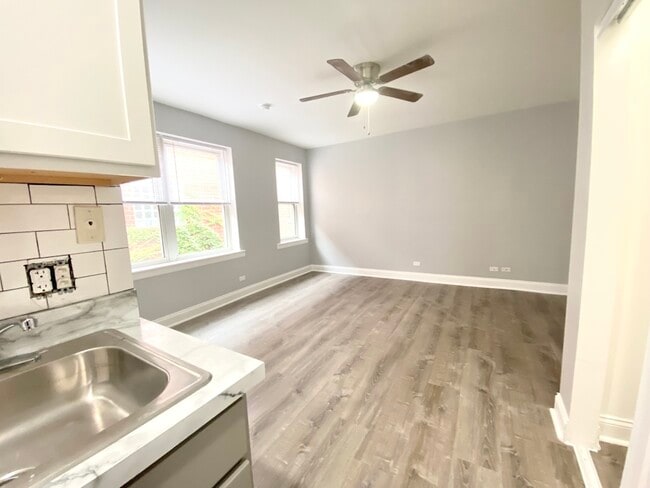 Foto del edificio - 4241 N Kenmore Ave