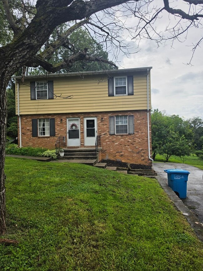 Building Photo - 426-428 Ceylon St NE