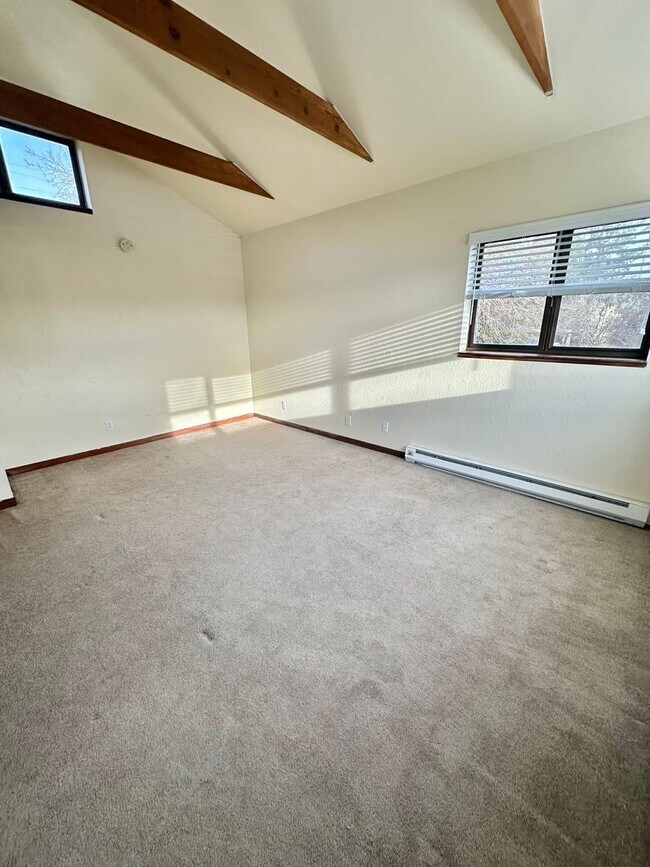 Foto del edificio - 1 Bedroom 1 bath Loft Style Single Family Home with large Fenced backyard.