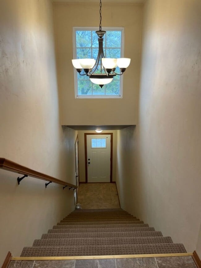 Building Photo - Spacious 2 Bedroom Upper Level Apartment