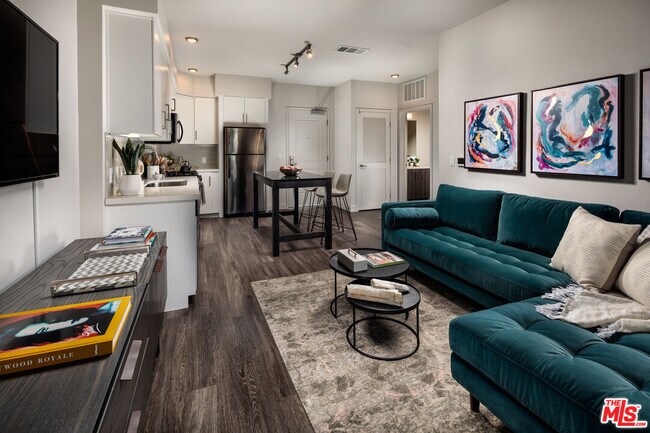 Foto del edificio - 687 S Hobart Blvd