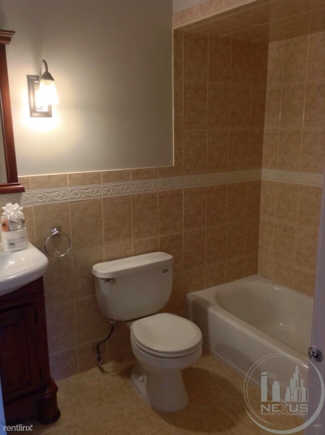Building Photo - 2 br, 1 bath Condo - 1560 Douglas Avenue C32