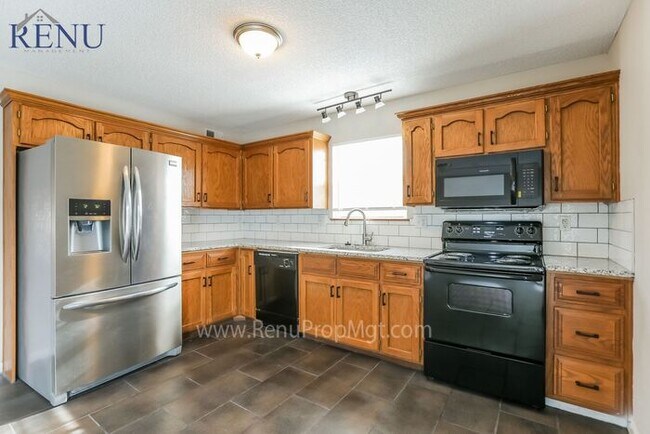 Building Photo - Available NOW! Spacious 3 bedroom House in...