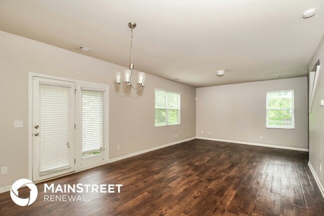 Building Photo - 2944 S Hills