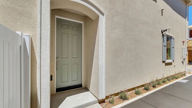 Building Photo - Spacious 4-Bedroom Home with Private Yard ...