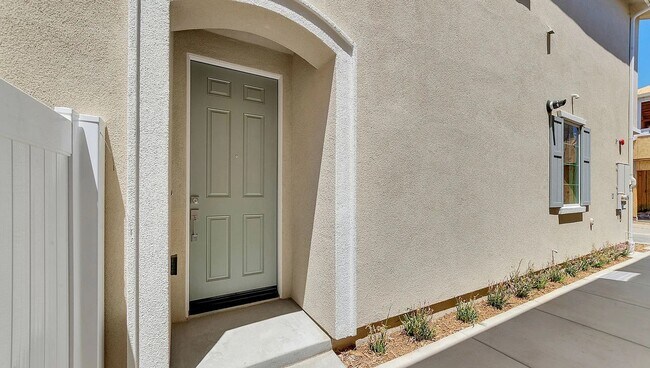 Foto del edificio - Spacious 4-Bedroom Home with Private Yard ...