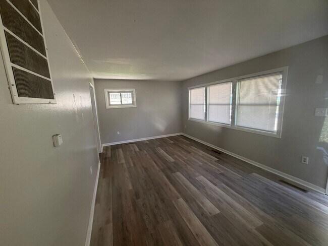Building Photo - Fully Updated!