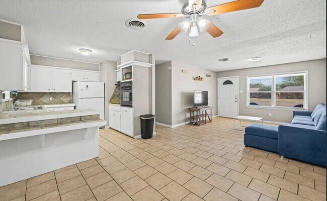 Foto del edificio - 3/2/1 Great Price Great Location. Available Now!