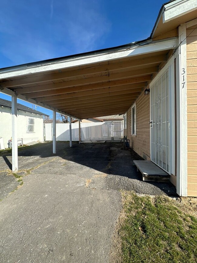 Building Photo - 317 Martin St