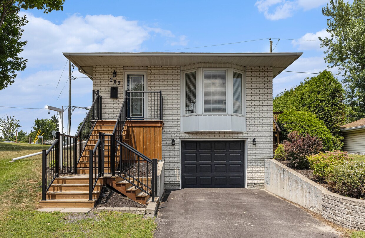 Primary Photo - 209 Elvira St E