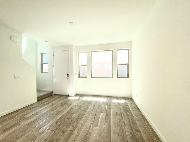 Building Photo - First Month Rent: FREE (with approved lease terms)
