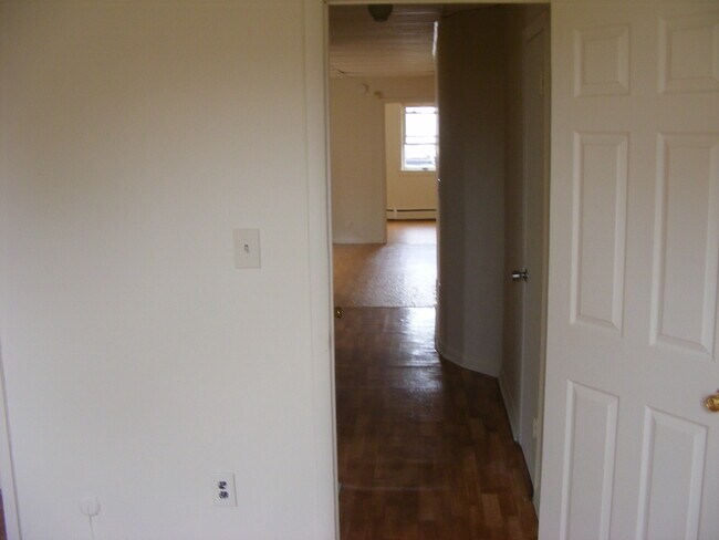 Piso completo a través - 268 Forrest St