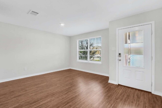Building Photo - "Spacious 5-Bedroom Sanctuary with 2.5 Bat...