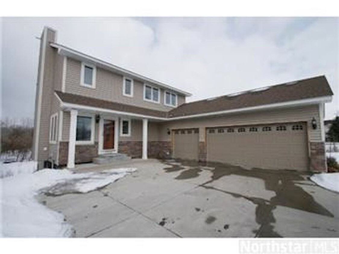 Foto principal - Fantastic Home * 4 bed/3 bath * 3 car gara...