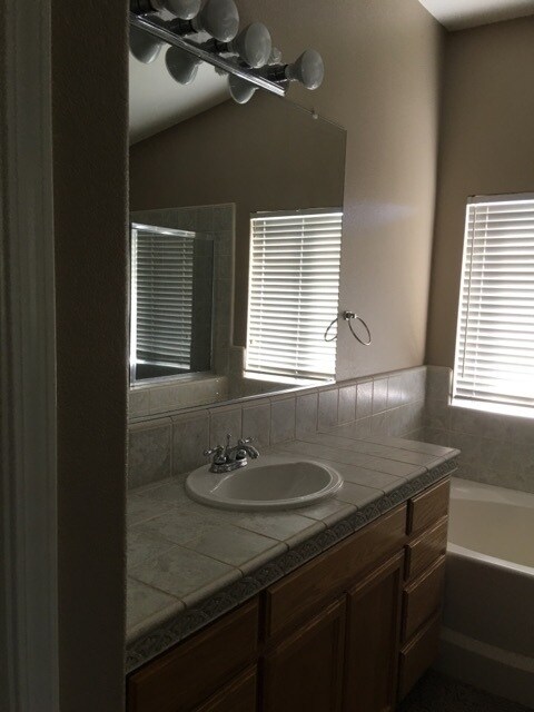Building Photo - Tracy Beautiful 4 Bedroom