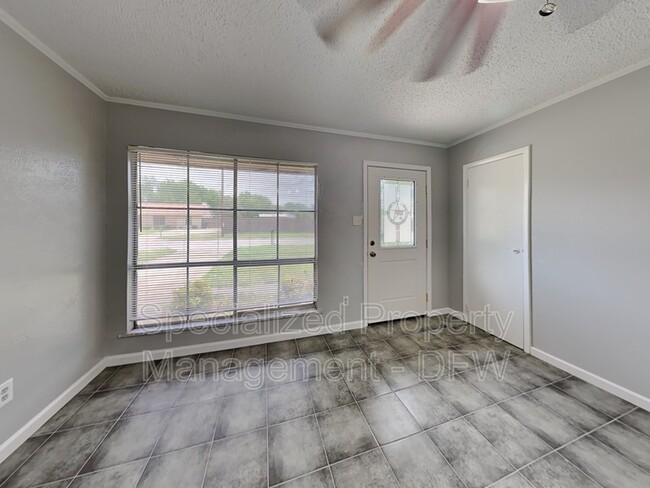 Building Photo - 877 Betty Dr