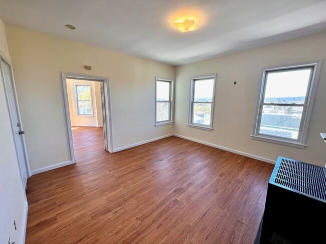 Building Photo - 65 Catharine St