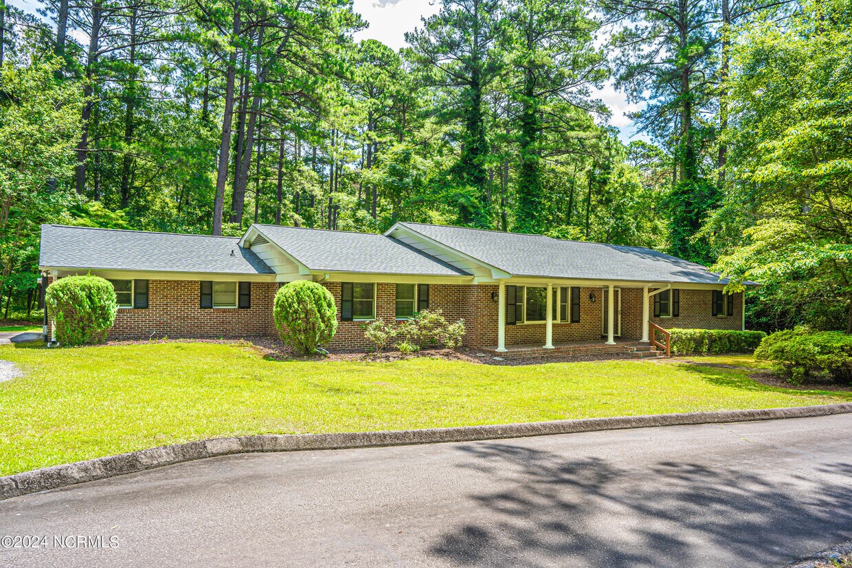 Primary Photo - 105 Grampian Way