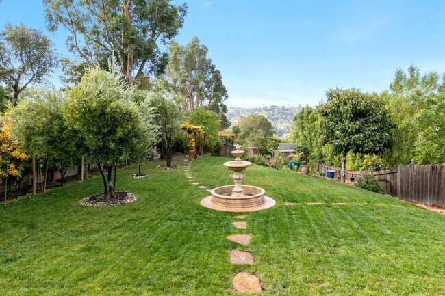 Foto del edificio - 971 Hillcrest Dr