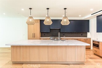 Building Photo - 1611 Cliff Dr