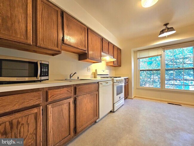 Building Photo - 4713 Gainsborough Dr