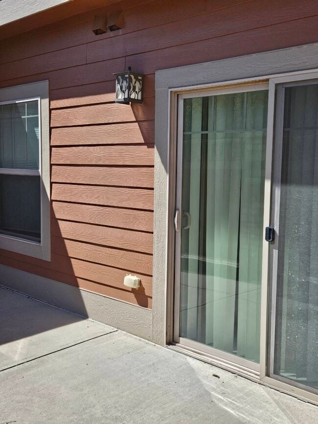 Building Photo - Beautiful 2 Bedroom Condo Avail 9/2