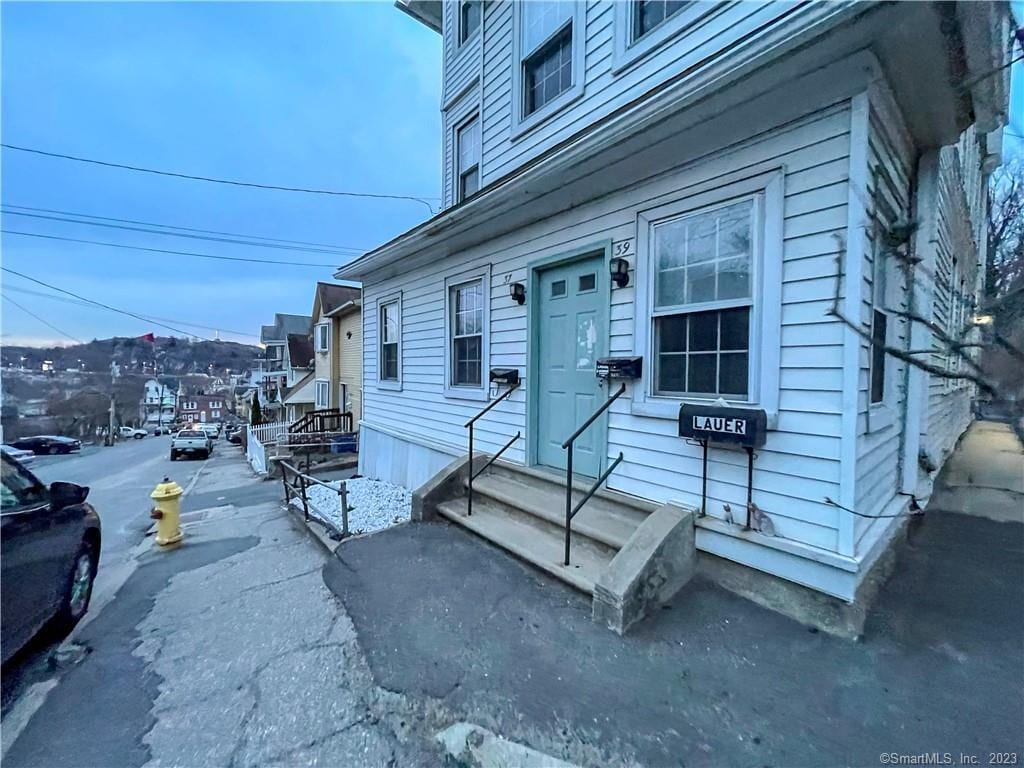 37 Howard St Unit 3, Waterbury, CT 06705 Room for Rent in Waterbury