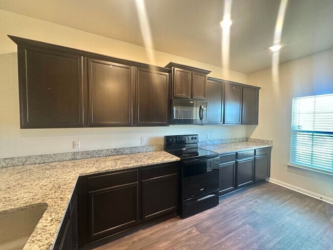 Building Photo - 5 BED 2.5 BATH NEW MANAGEMENT IN JARRELL TX!!!