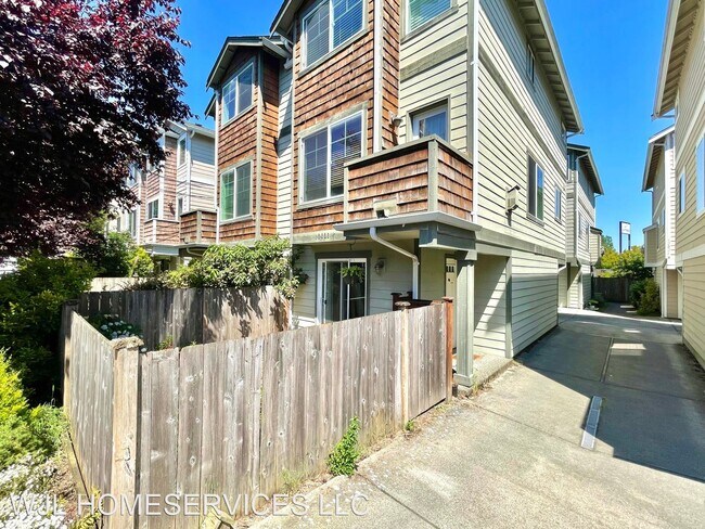 Foto del edificio - 2 br, 1.5 bath House - 12030 28th Ave NE #A