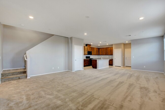 Foto del edificio - Come view this brand new town home in Insp...