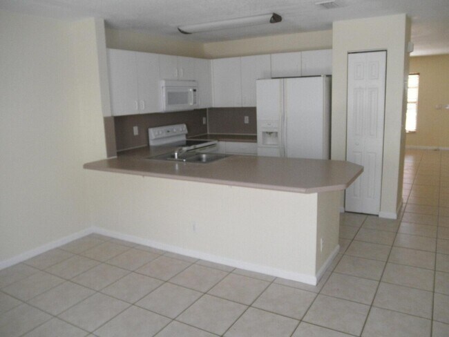 Building Photo - 876 Summit Lake Dr