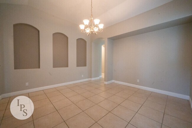 Building Photo - North Clovis Home, 3BR/2BA, Built 2005 - Lots of Amenities!