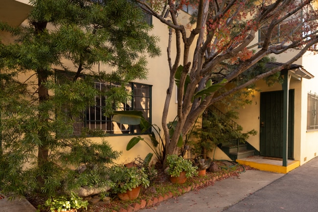 Foto del edificio - 1745 Mariposa Ave