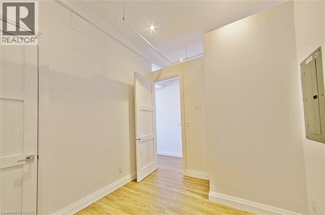 Building Photo - 220 Dundurn St S