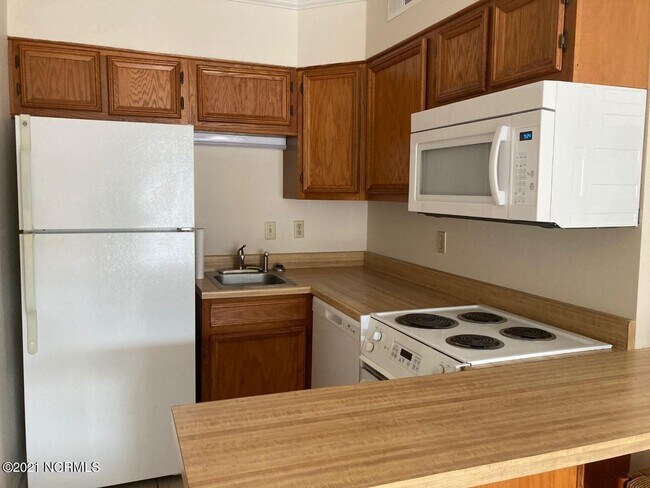 Building Photo - 306 Lake Dr